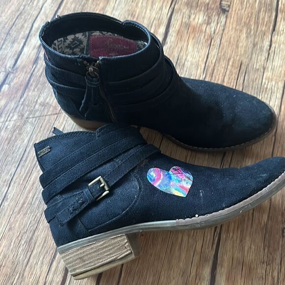 Size 8.5 Black + Graffiti Roxy Booties - Picture 2 of 6